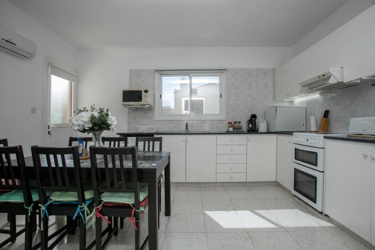 The Marilouize Apartment Peyia Luaran gambar