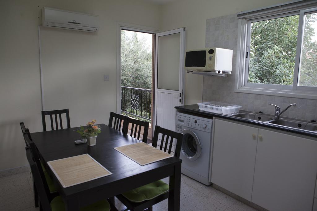 The Marilouize Apartment Peyia Bilik gambar